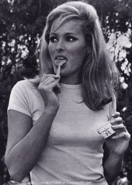ursula_andress_04_icecream.jpg